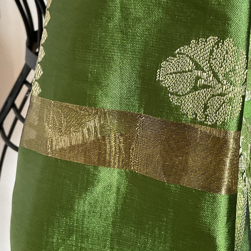 Elegant Green Silk Saree with Gold Accents 93”x34” - Picture 4 of 5